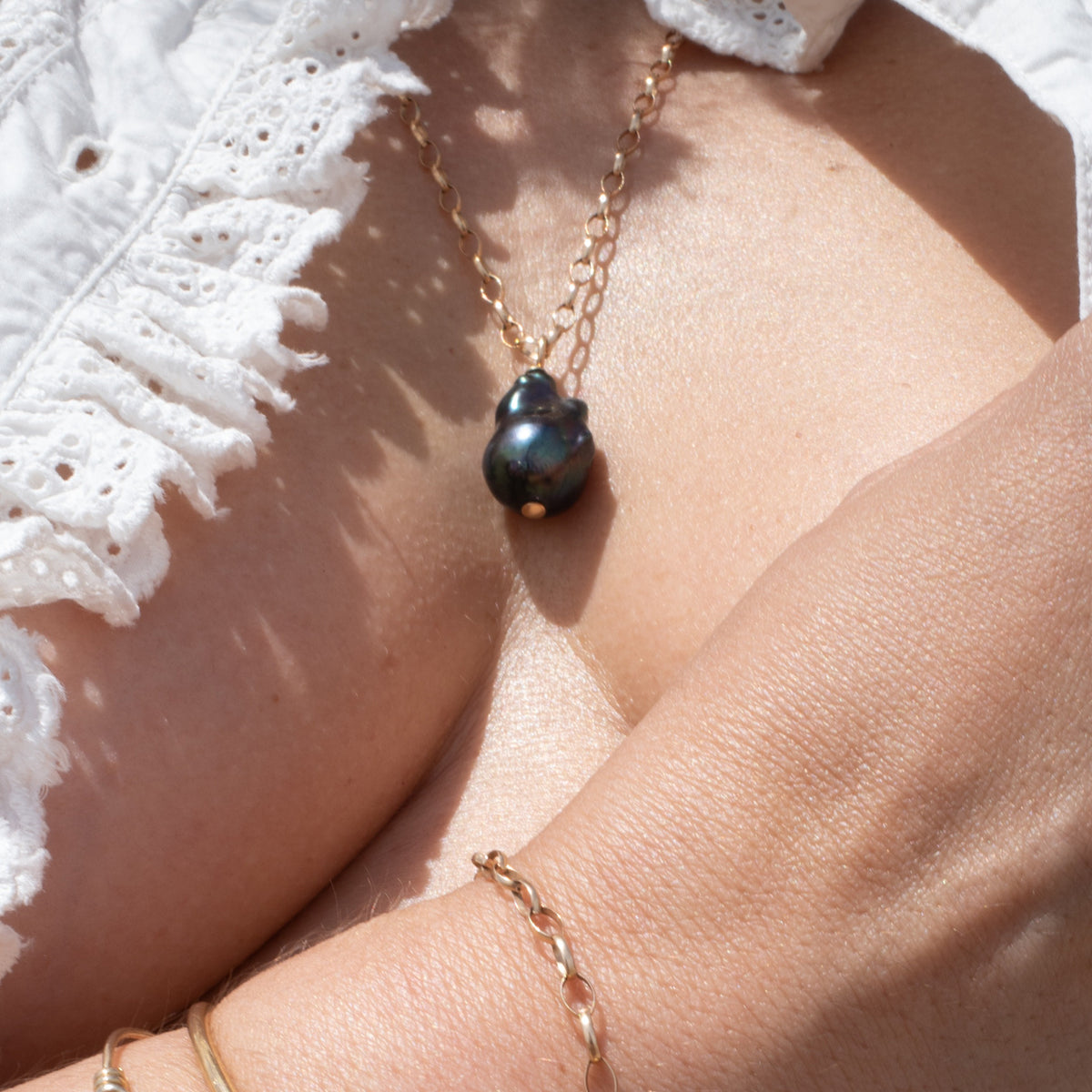 BLACK BEETLE GOLD PEARL PENDANT - Beatricevalenzuela.com