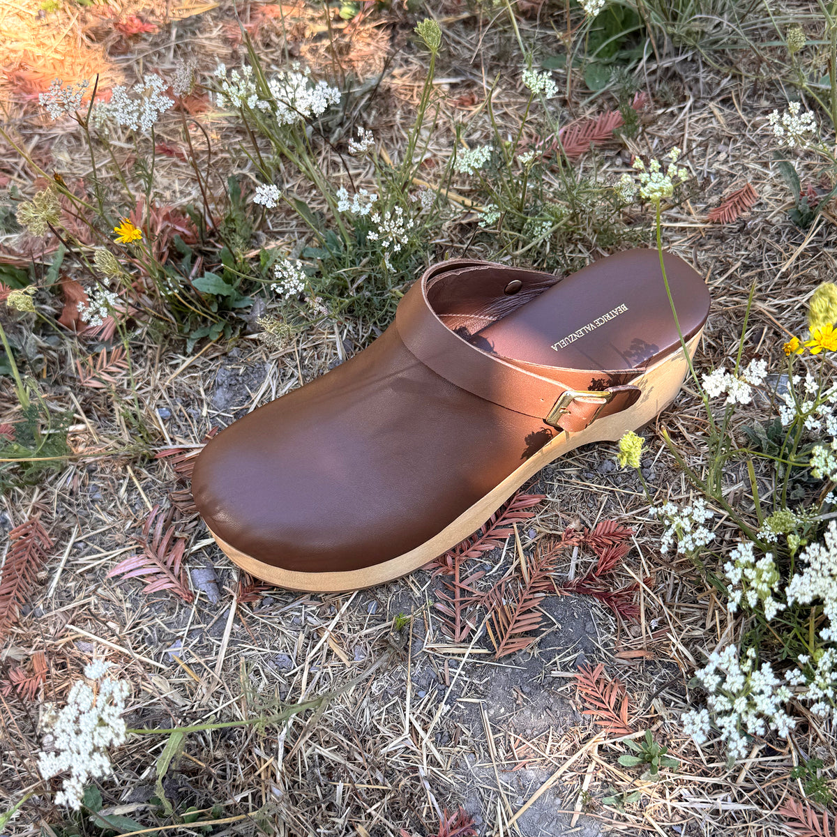 WOODEN CLOG CACAO - Beatricevalenzuela.com