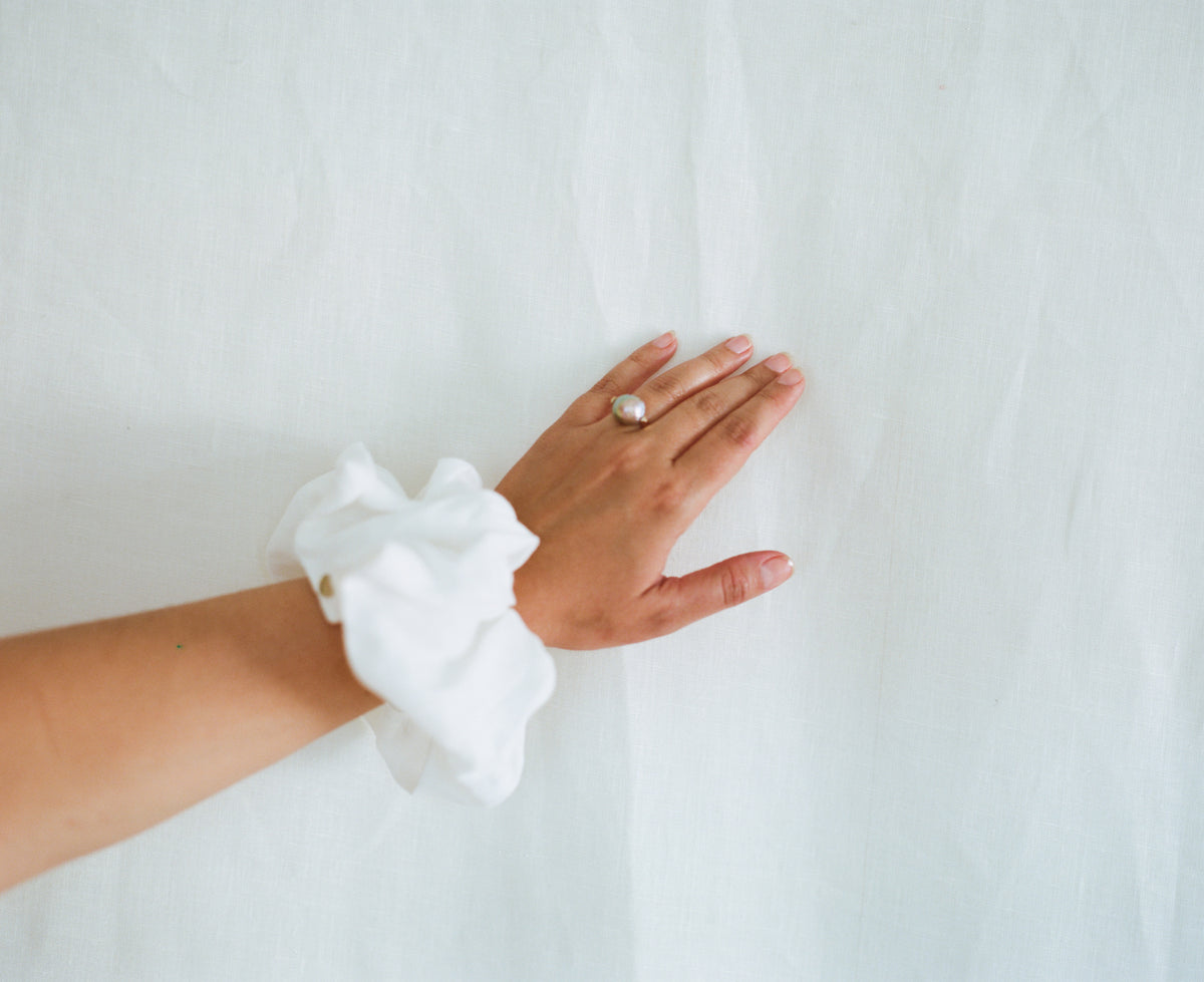 Beatrice Valenzuela - WHITE LINEN HAIR TIE