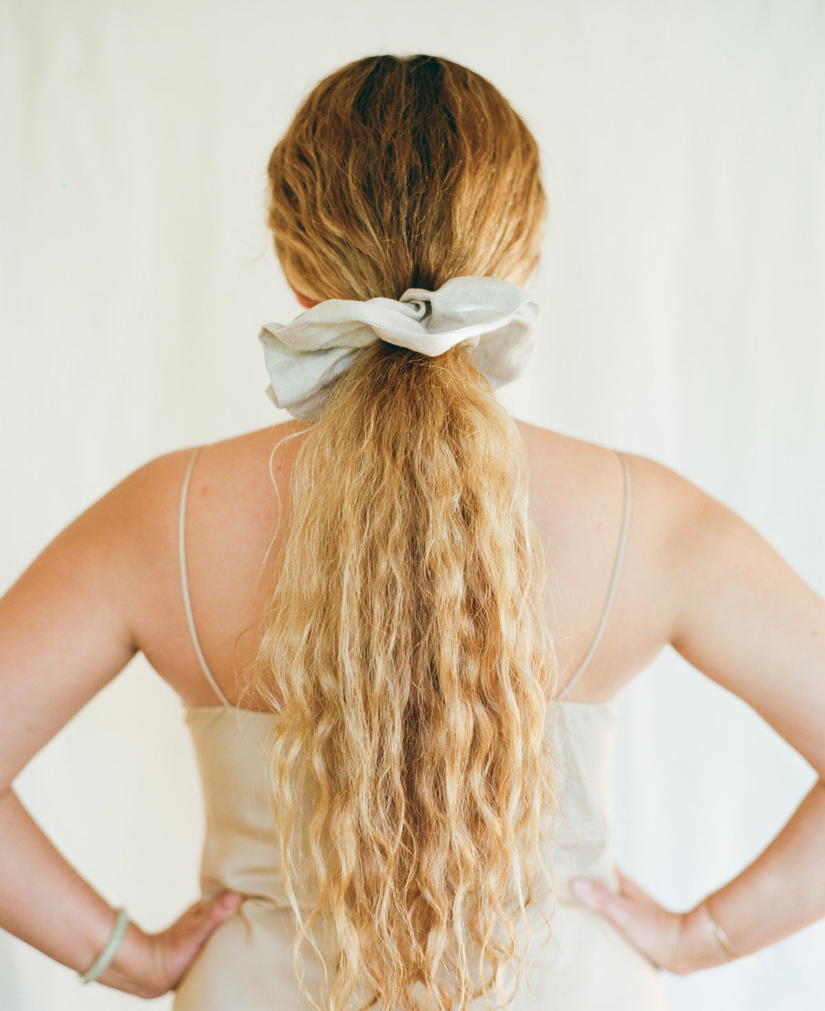 Beatrice Valenzuela - WHITE LINEN HAIR TIE